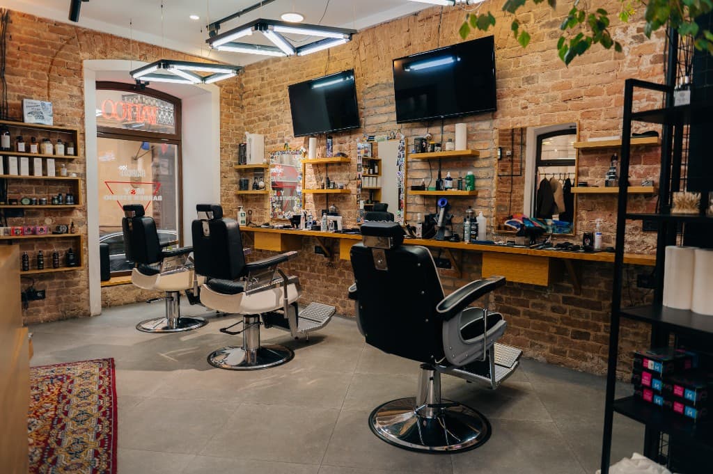 Сучасний інтер'єр M&Y Barber Studio з кирпичними стінами та преміум обладнанням